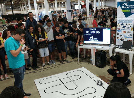 Foto que mostra uma competição de robótica, envolvendo seguidores de linha, no evento Anicon, realizado em vitoria da Conquista em 2019.