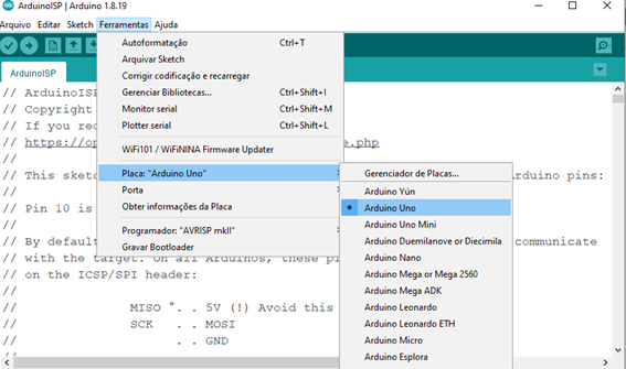 A imagem mostra uma captura de tela da Arduino IDE, especificando o caminho para trocar a placa para "Arduino Uno"