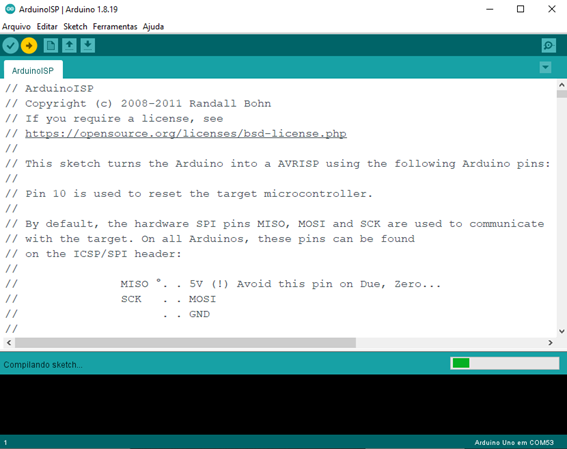 A imagem mostra uma captura de tela onde o código é compilado e enviado para o Arduino UNO