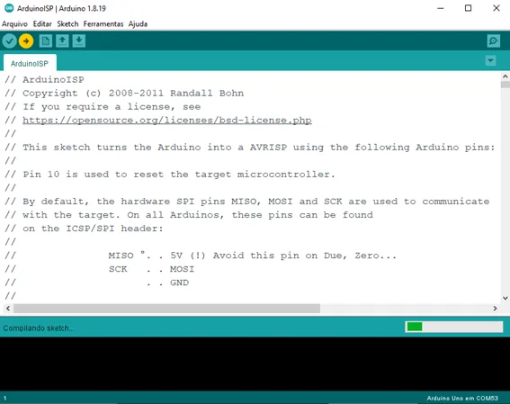 A imagem mostra uma captura de tela onde o código é compilado e enviado para o Arduino UNO