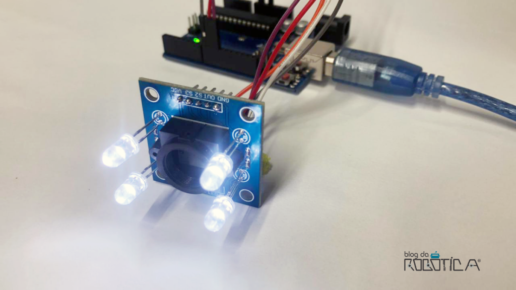 A figura mostra uma foto do módulo TCS3200 em funcionamento com os seus leds acessos
