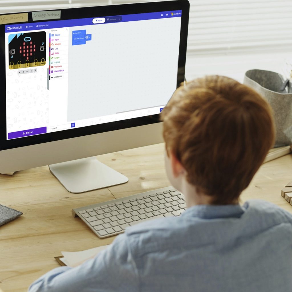 Imagem ilustrativa de criança acessando o MakeCode.