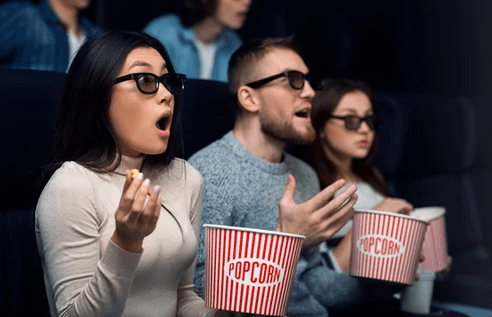 Imagem ilustrativa de pessoas surpresas assistindo ao filme