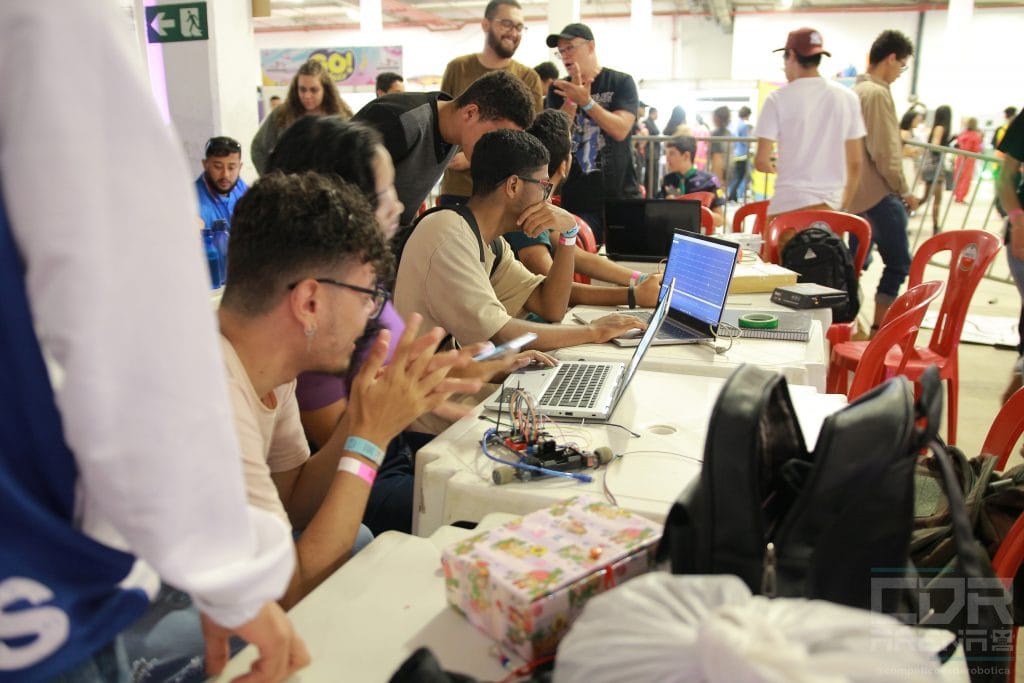 Foto do trabalho em equipe na competição de robótica CDR Arena