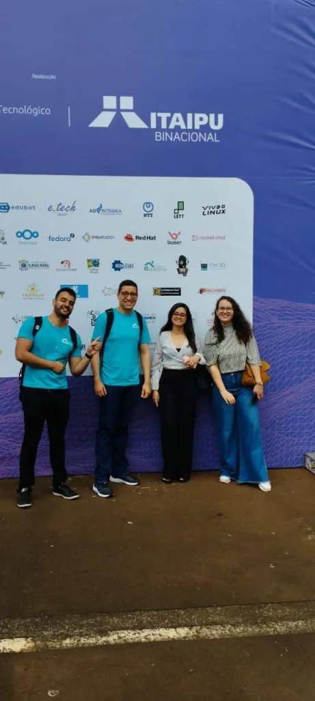 Fotos que mostram vários momentos da Equipe CDR e Blog da Robótica na Latinoware 2023.