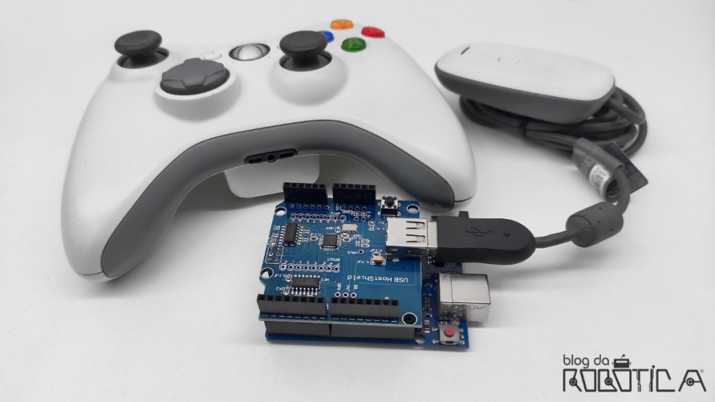 A imagem conta com um Arduino UNO conectado ao USB Host Shield que esta ligado ao controle de xbox através de um adaptador.