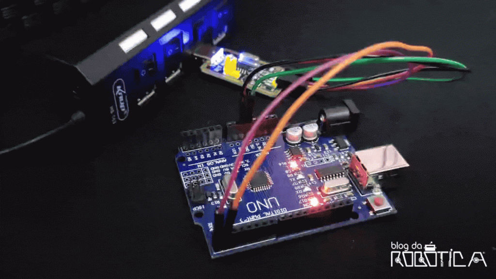 GIF mostrando o módulo CH340 com Arduino uno piscando o led.