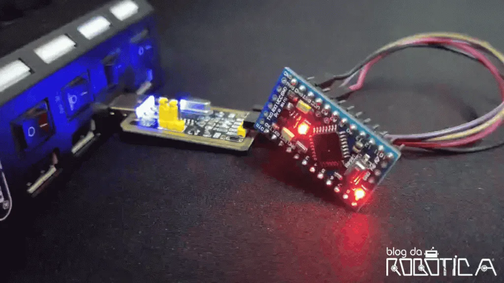 GIF mostrando o módulo CH340 com Arduino Pro mini piscando o led.