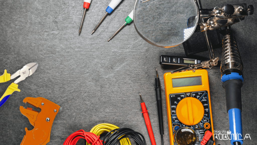 Imagem com algumas ferramentas essenciais para um maker iniciante.