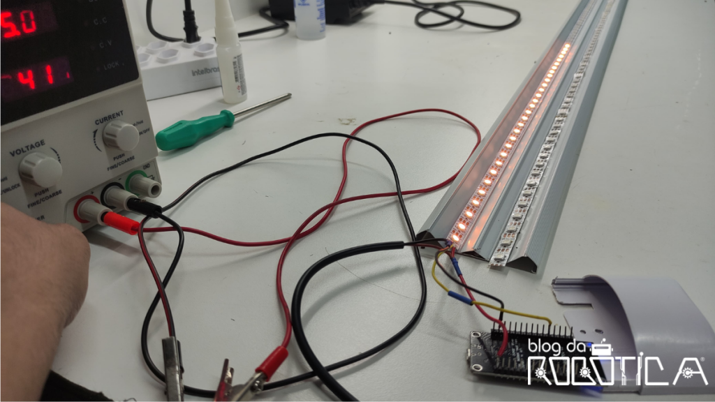 Luminária com 30 LEDs acesos.
