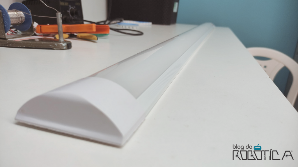 Luminária tabular LED.