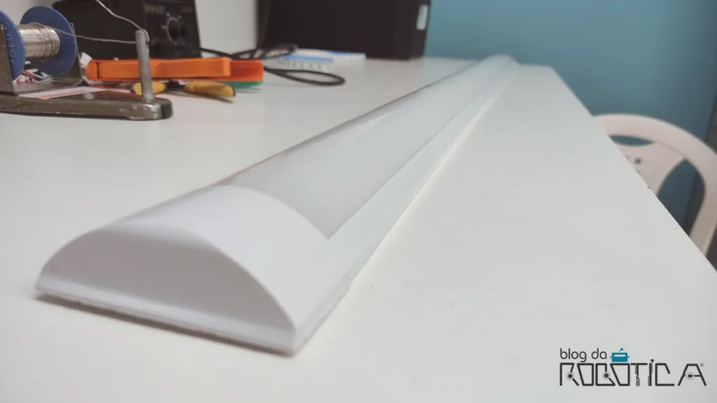 Luminária tabular LED.